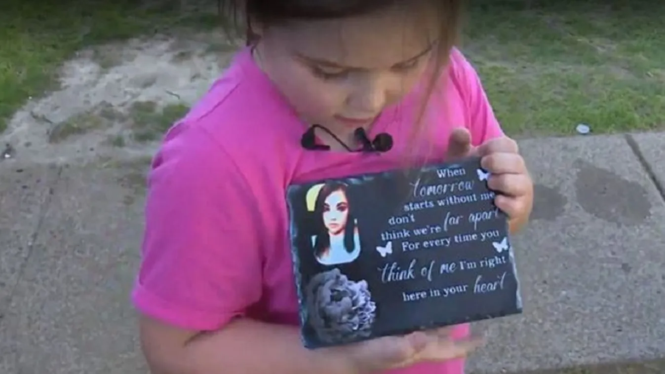 Édesanyja sírkövére gyűjt egy 7 éves kislány