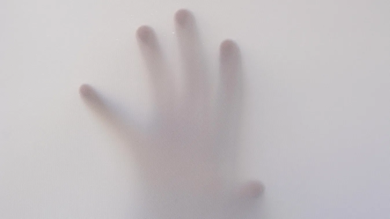 Alvás közben bénult meg a tini, szellem jelent meg a házban