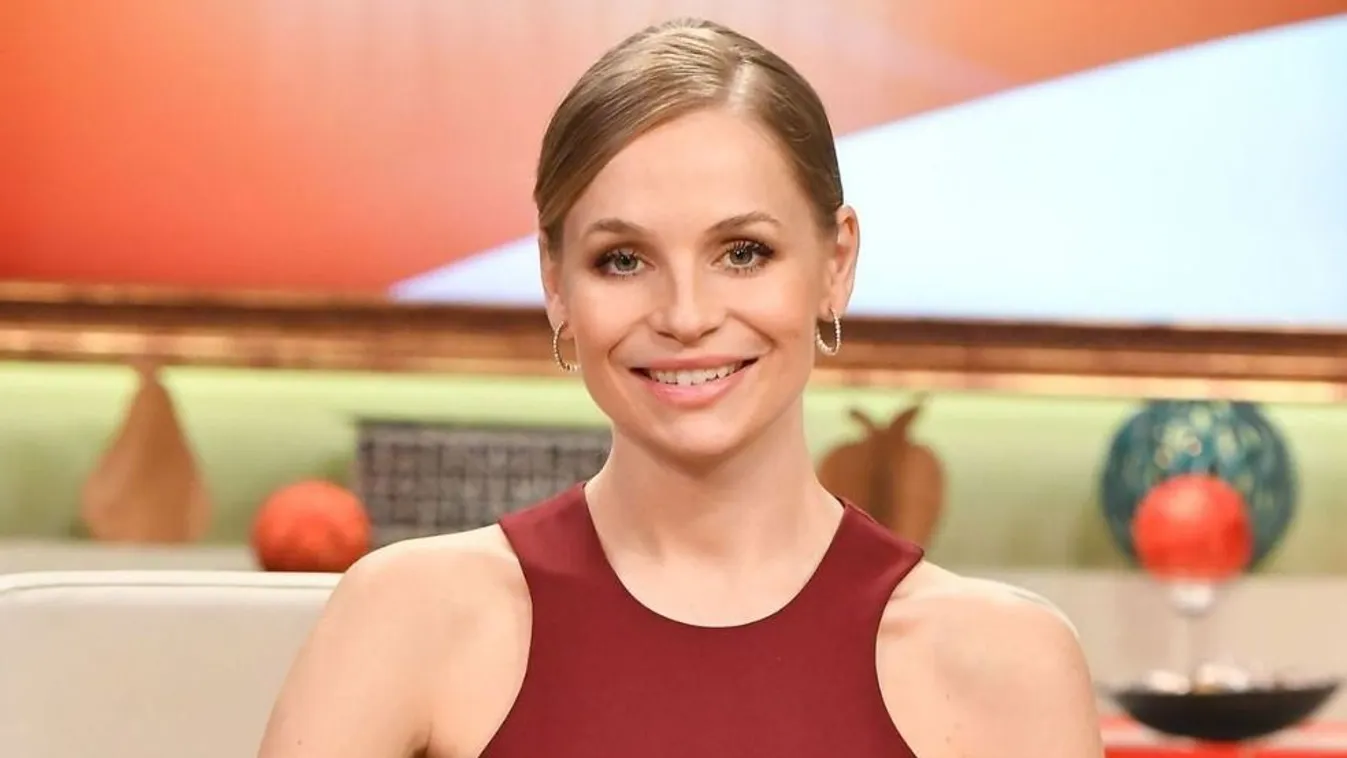 Friss fotón mutatta meg gömbölyödő pocakját Iszak Eszti