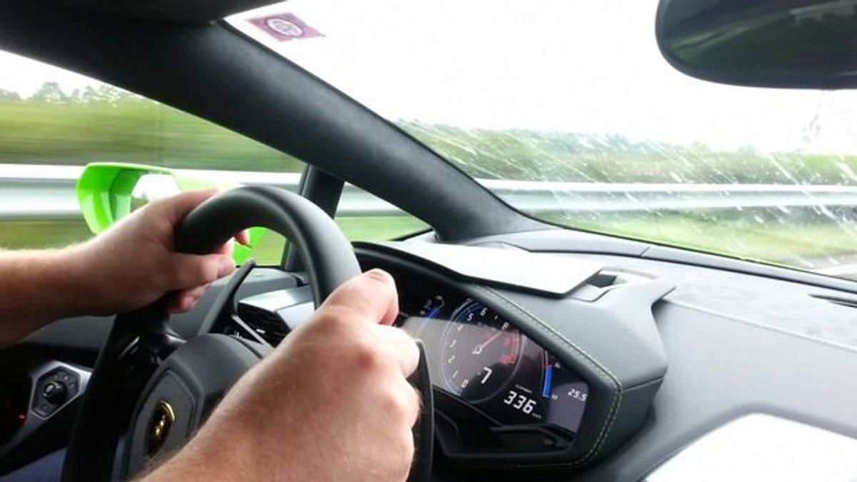Őrült gyorshajtások Magyarországon - 334-gyel repesztett a Lamborghini, el is szállt