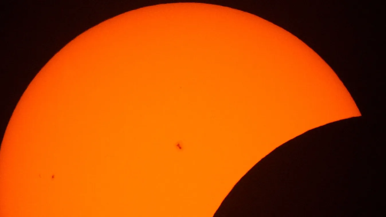 UFO szelte át az eget a napfogyatkozáskor Taxasban