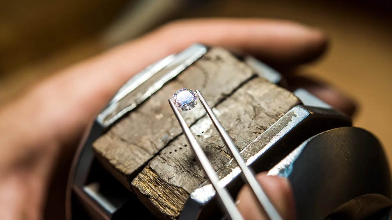 Újabb szankcióval vágja agyon magát Európa