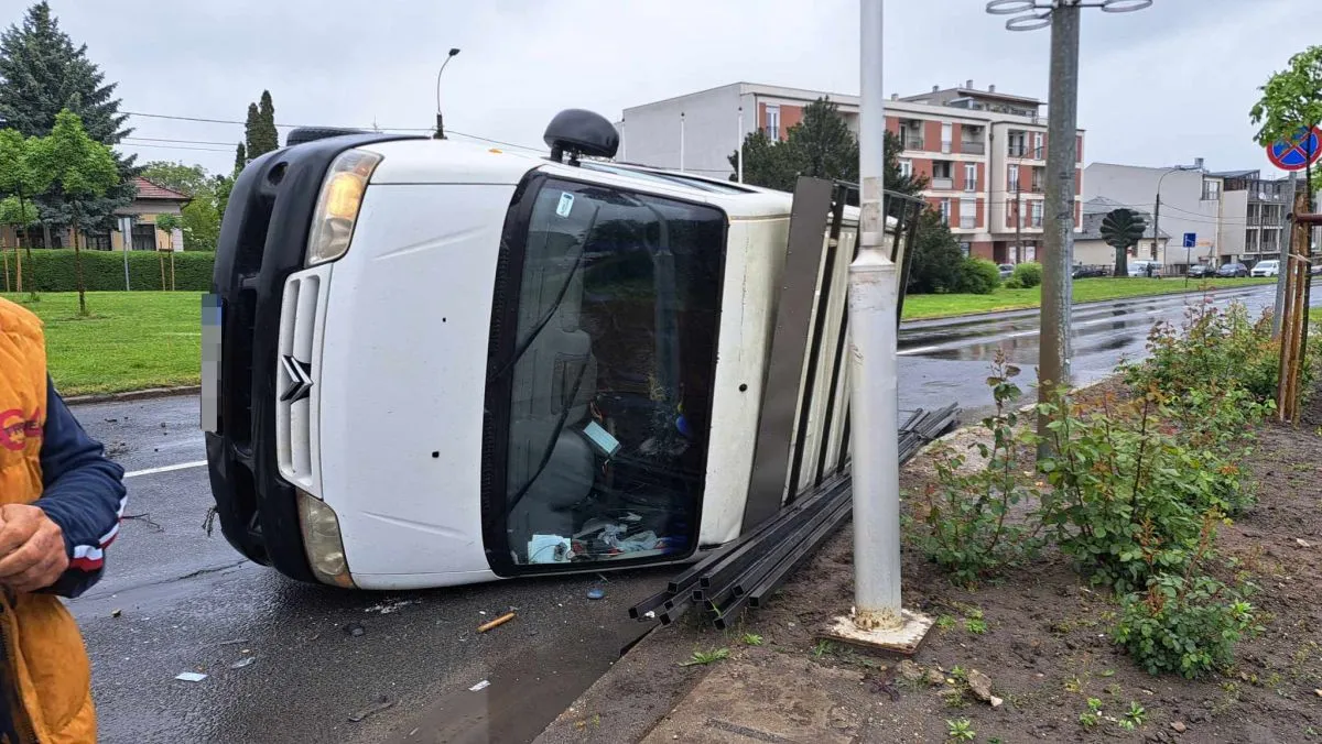 Jánosék kapaszkodtak amibe csak tudtak a baleset közben, az autójuk végül a zebrán át egy oszlopnál landolt /