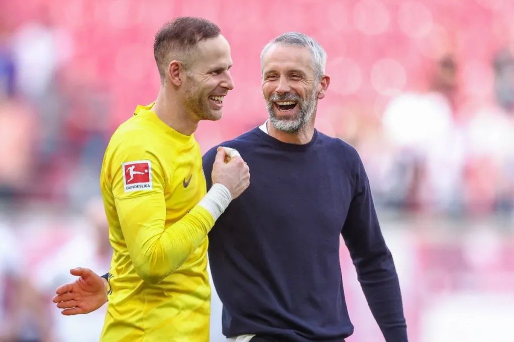 Edzője, Marco Rose (jobbra) nem véletlenül jóedvű: ha Gulácsi védi a kaput, pontot is alig veszít a Lipcse