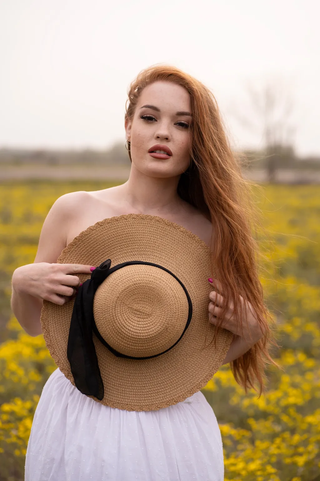 Bányai Noémi csupasz felsőtestét csak egy szalmakalap takarja