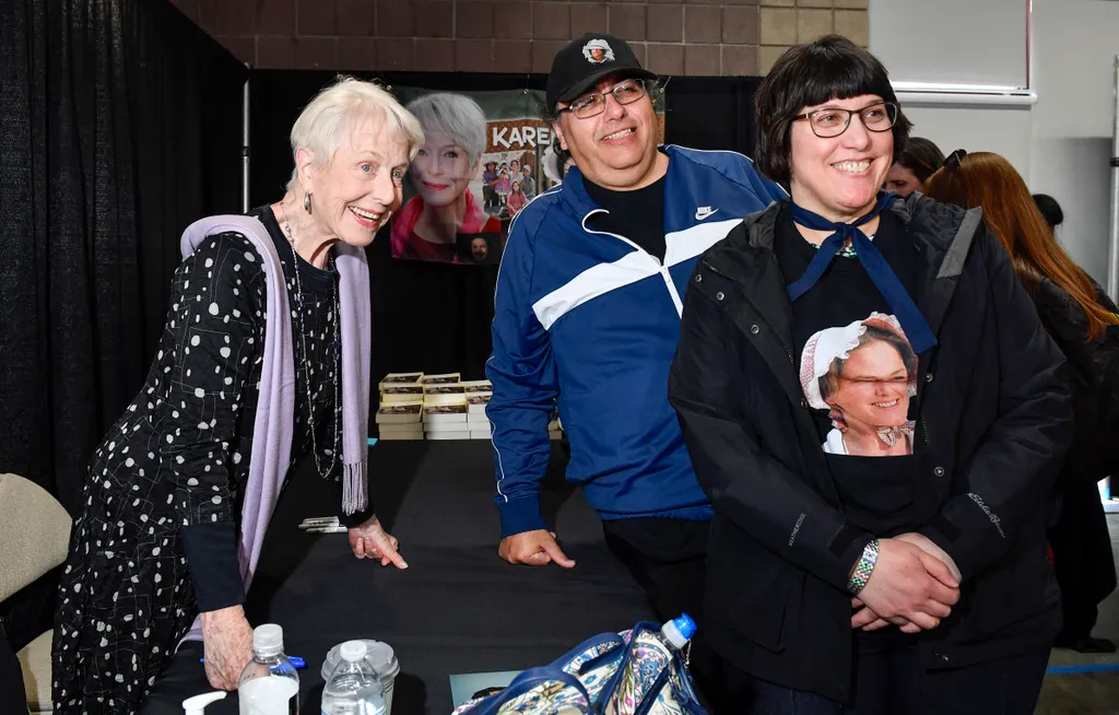 Karen Grassle (balra) néhány rajongóval egy idei fotón