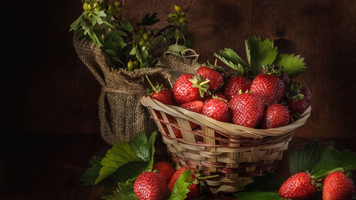 Berries,Of,Ripe,Strawberries,On,A,Dark,Wooden,Background,In