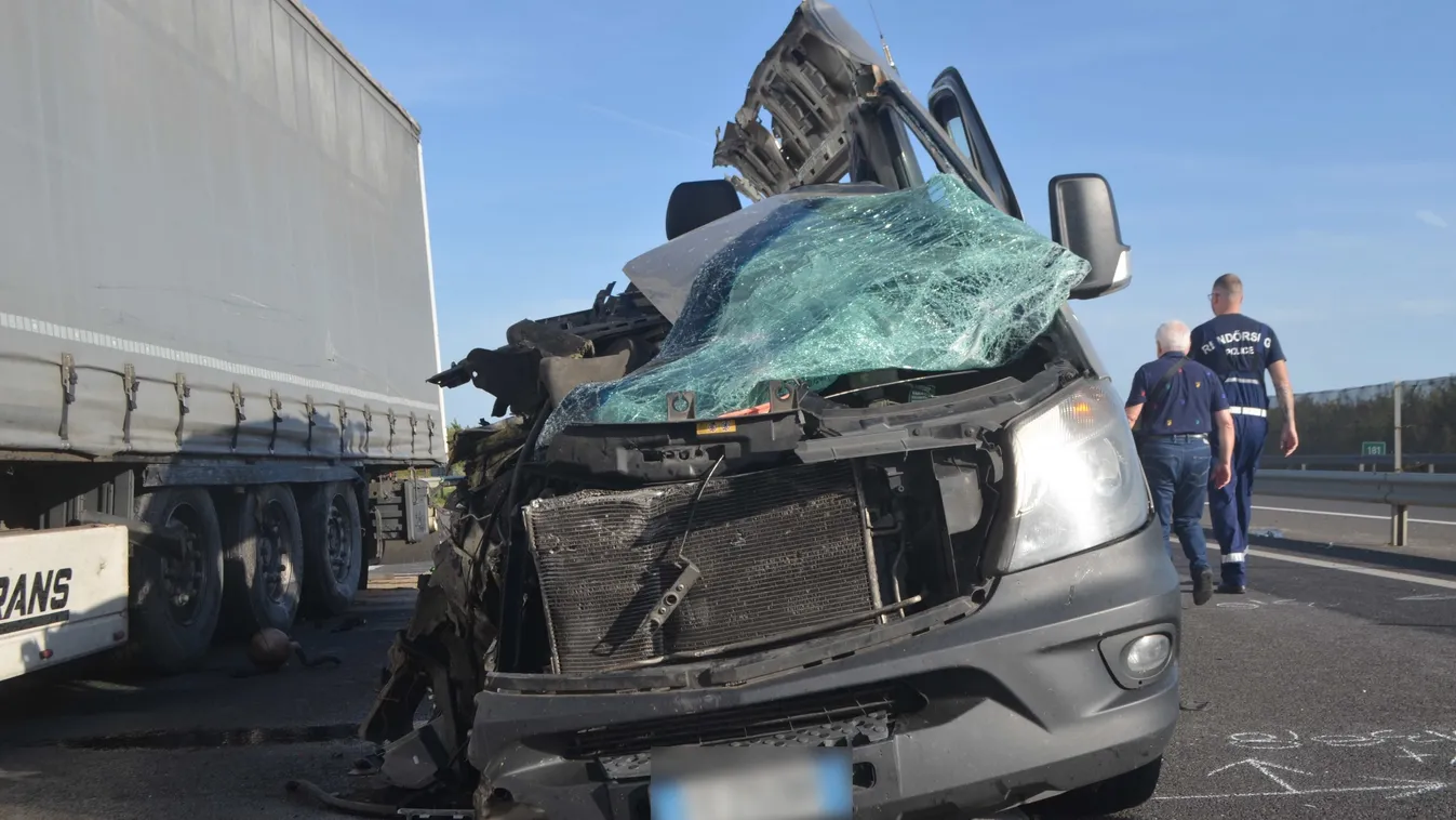 Tragédia az M3-ason, rommá tört autó utasa halt meg - Fotók!