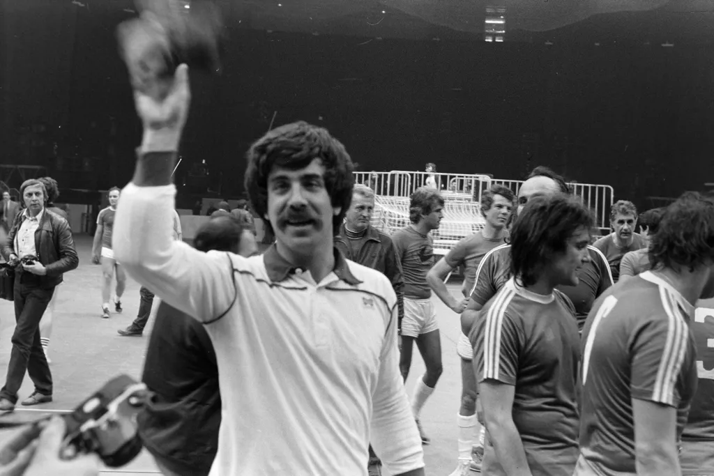 Déri János szerkesztő-riporter, háttérben többek közt Albert Flórián, Egri János