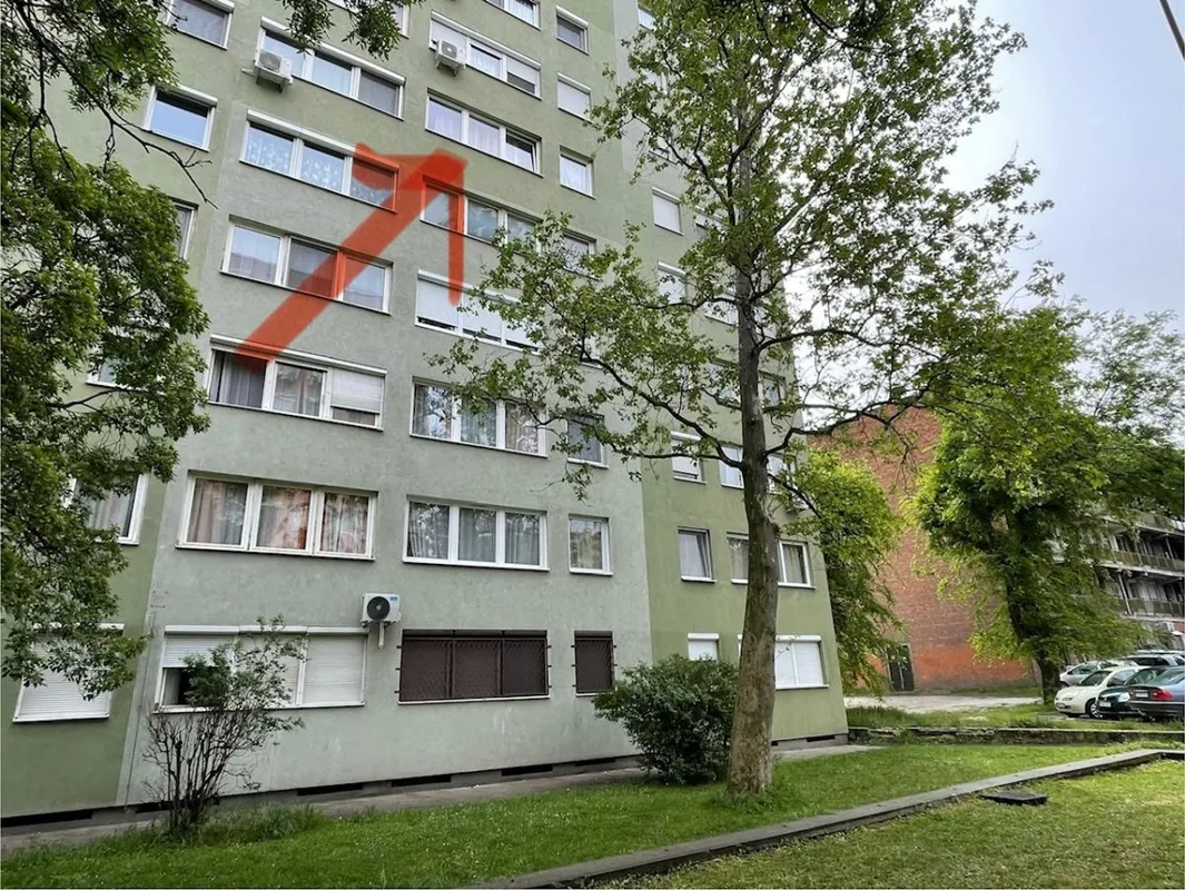 Túl van az életveszélyen az ablakból kizuhant kisfiú