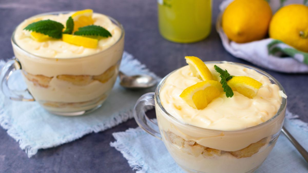 Limoncello,Tiramisu,Garnished,With,Lemon,Wedges,And,Fresh,Mint,Leaves,