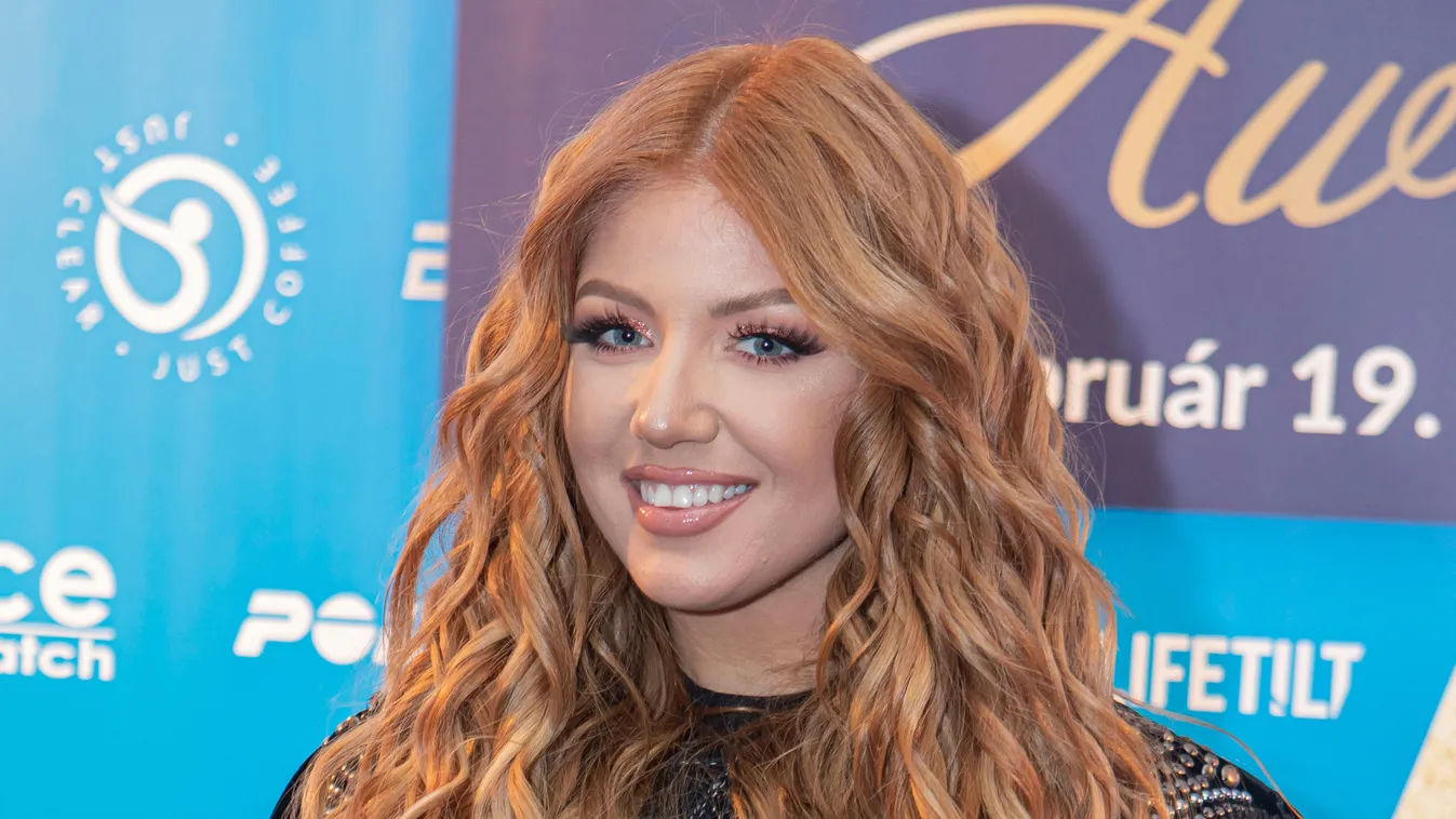 Szexi fotó: Tolvai Reni ruhájából kivillant a melltartója