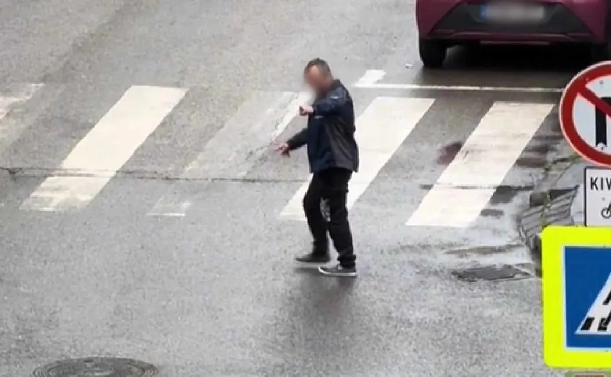 A férfi előbb kiszemelt egy autóst, aztán direkt összeesett a járműve előtt a zebrán /