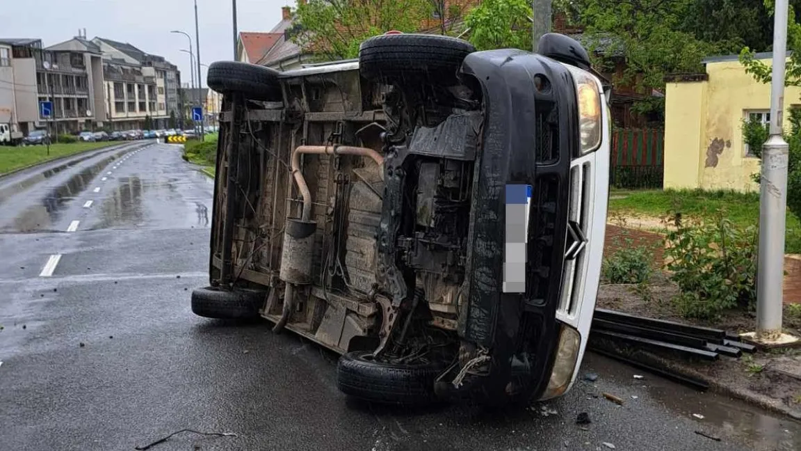 A teherautó az oldalára borult, csoda hogy az utasai épséggel megúszták /