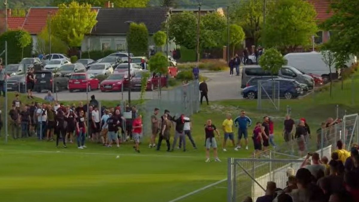Verekedés az NB II-es focimeccsen: szögletzászlóval kergették a biztonságiakat - Videó