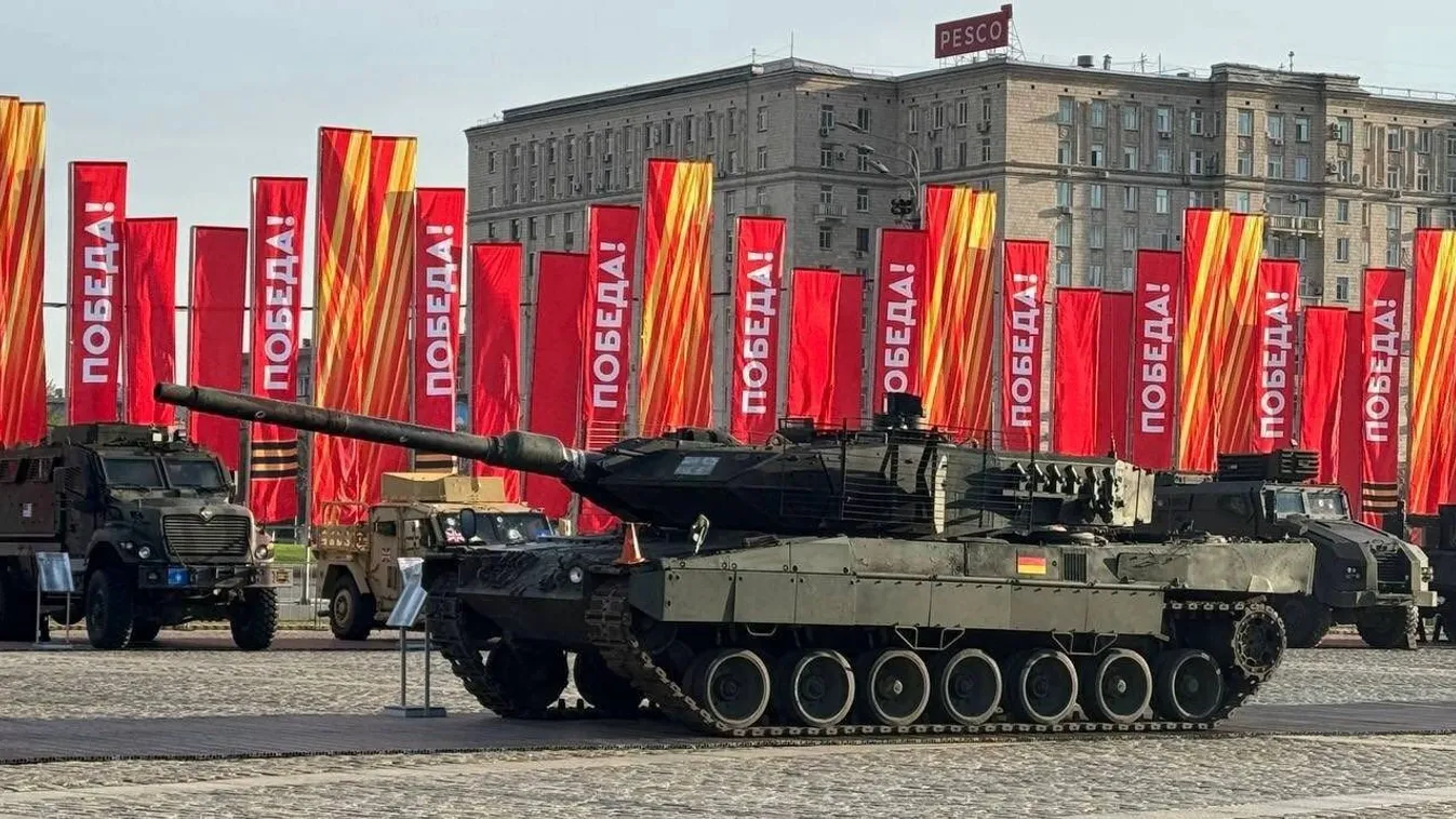 Amerikai és brit tankok jelentek meg Moszkva egyik főterén