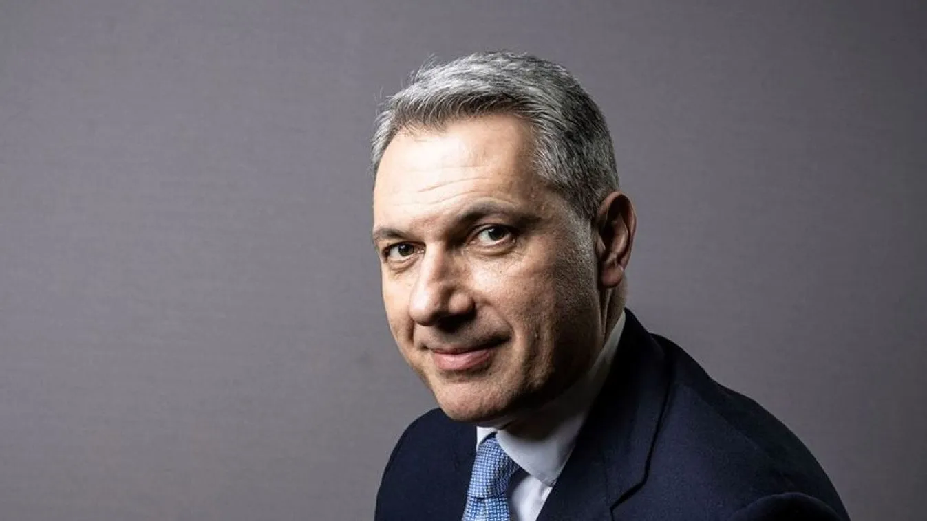 Látták már pulóverben Lázár Jánost? Mi még nem...