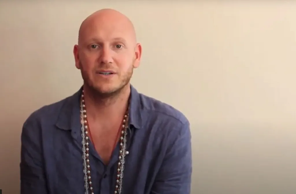 A Boltont alakító Jon Pollardra ma nehéz ráismerni, nem csak külsőleg, hanem belsőleg is nagy változásokon ment keresztül az elmúlt 30 évben. Pollard manapság védikus meditációt oktatva járja a világot, eladásokon, tanfolyamokon népsze