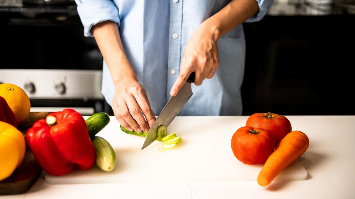 Woman,Chopping,Cucumber,In,Kitchen.,Young,Woman,With,Large,Chief
vádódeszka