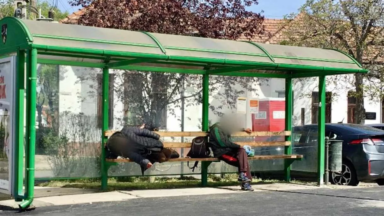 Recskarém sokkolja az embereket a dunakeszi buszmegállóban