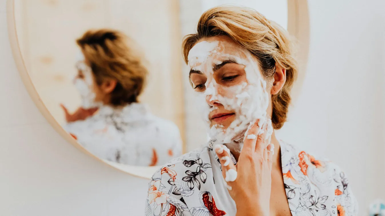 Itt a legújabb, őrült szépségtrend: popsikrémet az arcra!