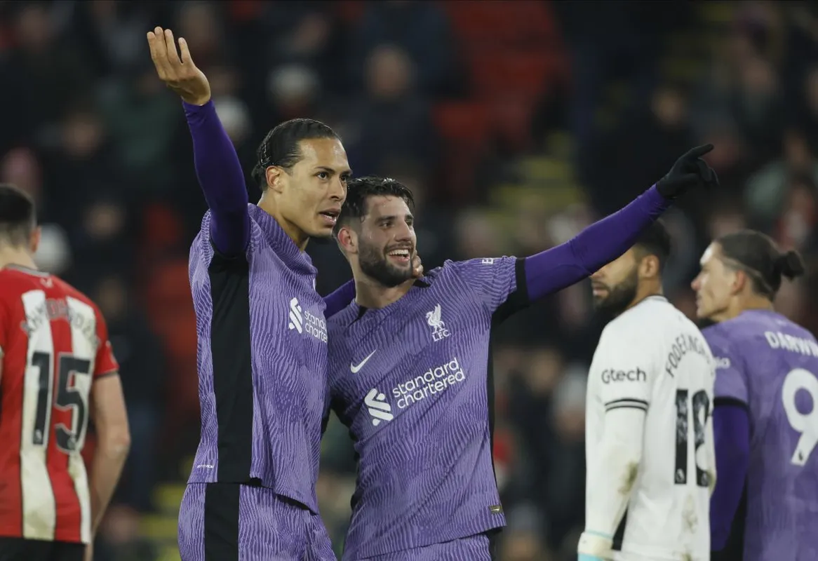 Szoboszlai (jobbra) mellett Van Dijk ünnepli a magyar középpályás sheffieldi hajrágólját