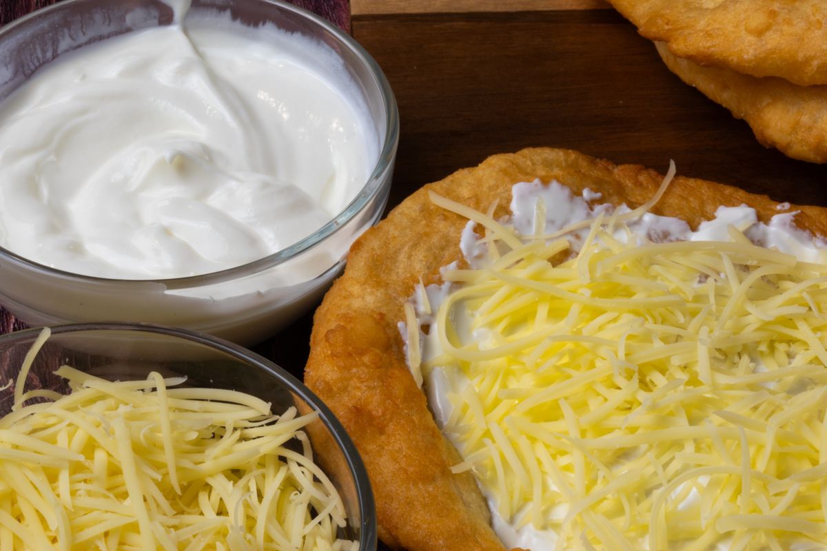 Hungarian,Deep-fried,Flatbread,-,Lángos