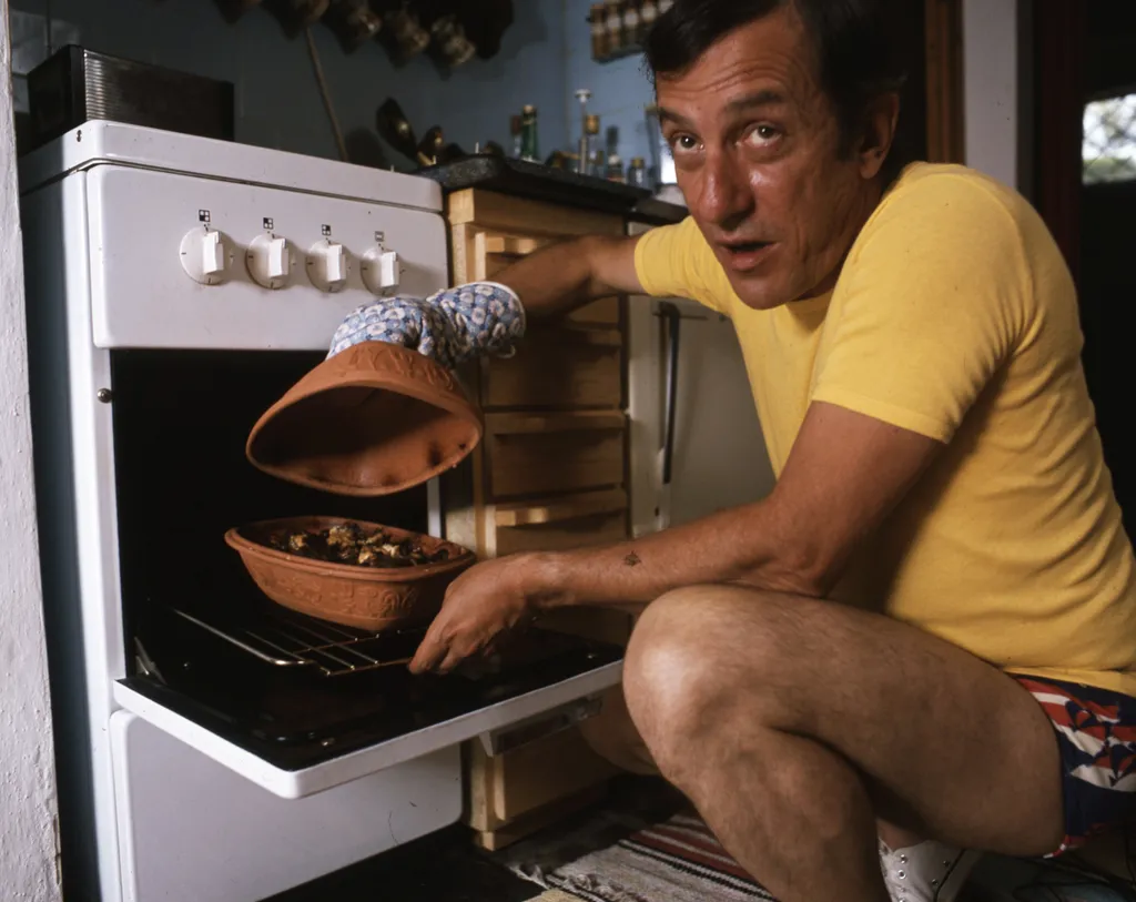 Antal Imre, nyaralóban, főz, 1980