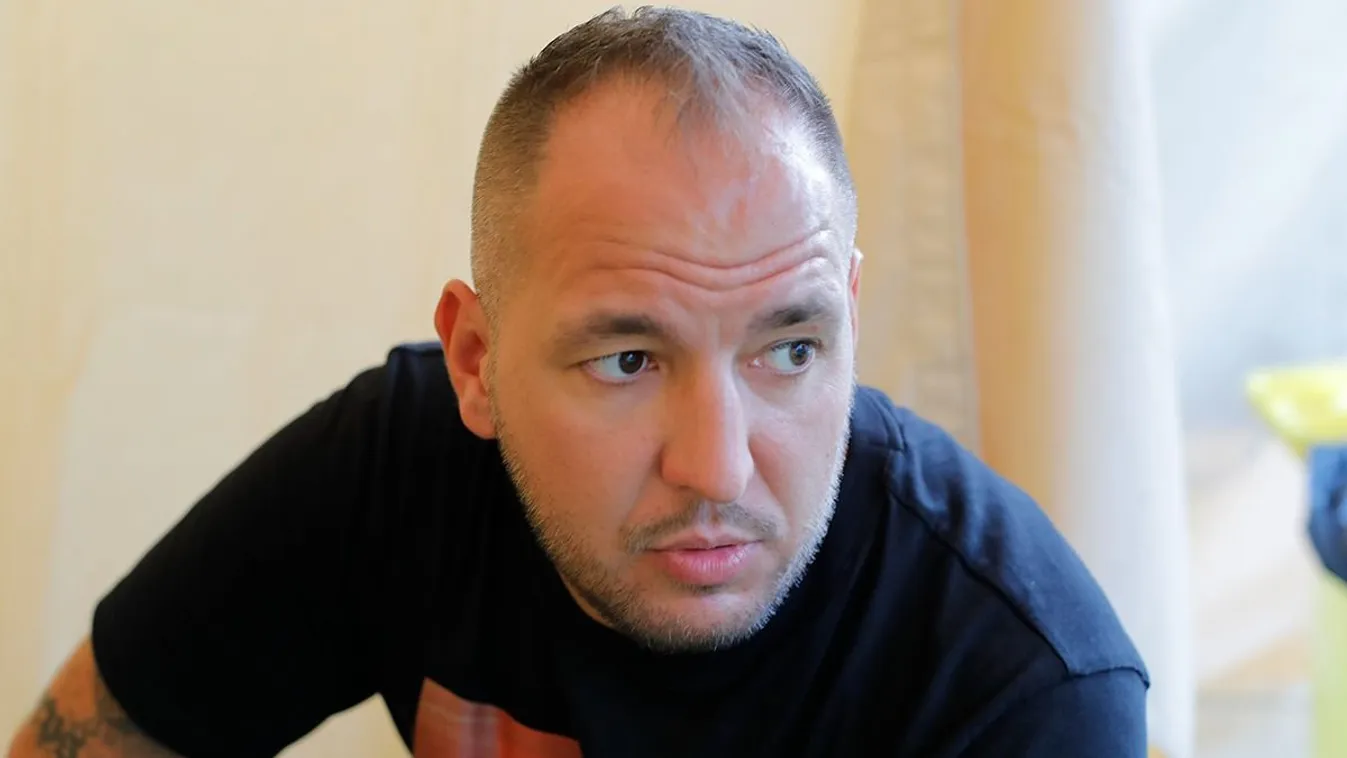 Curtis ilyen luxusautóval szeli az utakat