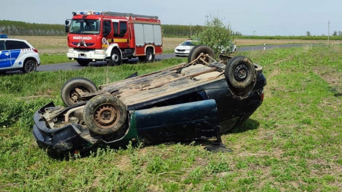 Megrázó fotó a balesetről, tetejére borult autójában rekedt a sofőr