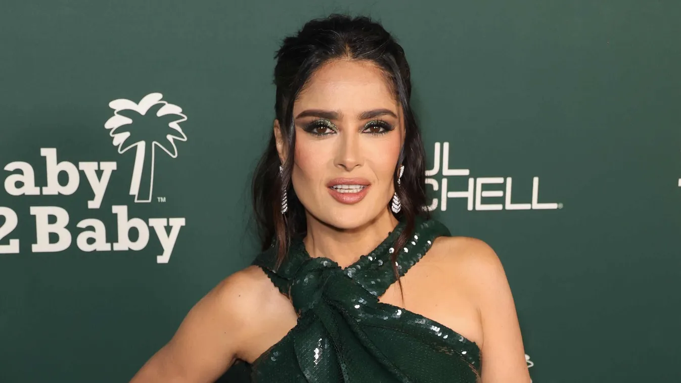 Salma Hayek egyenesen a kamerába tolta hatalmas melleit