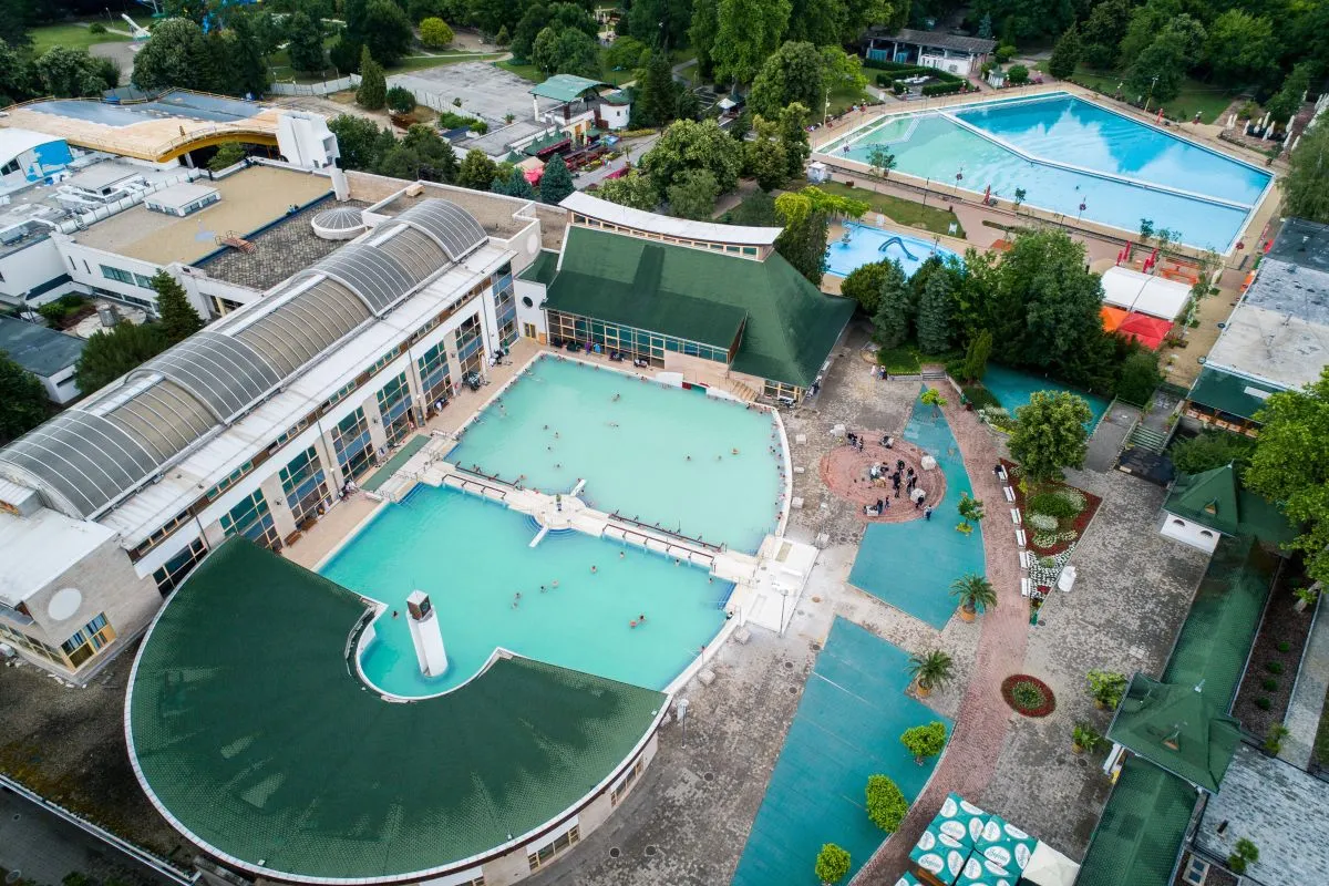 Harkányi Gyógy- és Strandfürdõ 