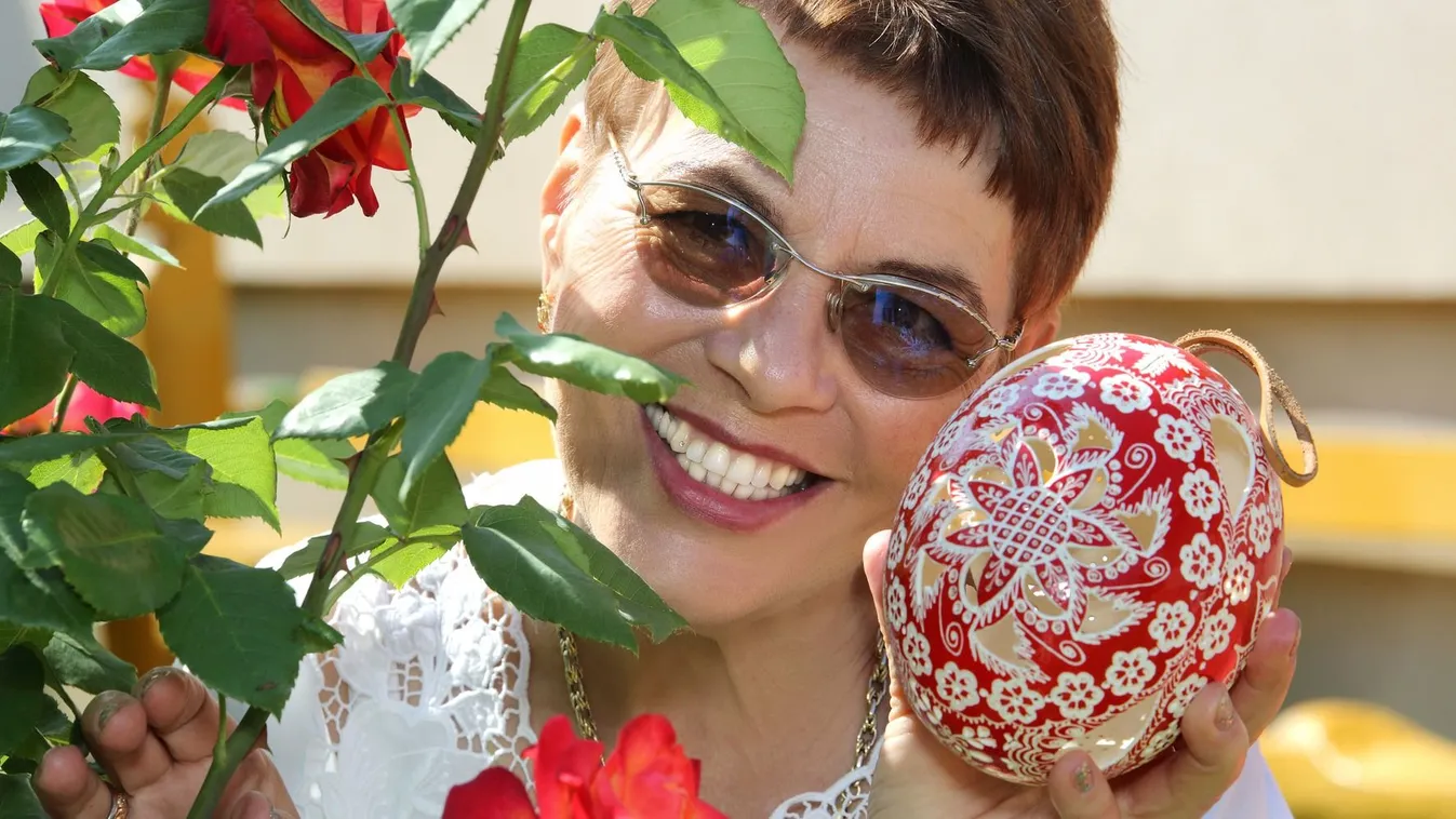 Ősrégi hagyományról beszél a tojásdíszítés királynője