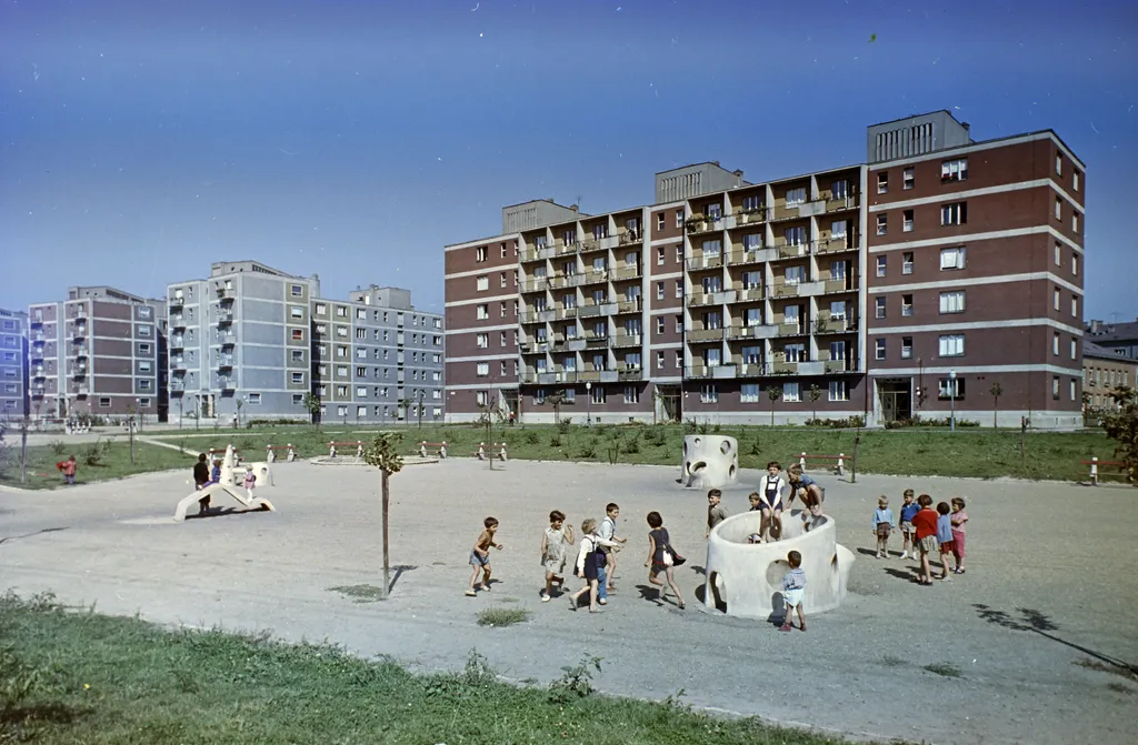 1962 - Fiastyúk (Thälmann) utcai lakótelep, a Tahi utca 50-54. előtti park.