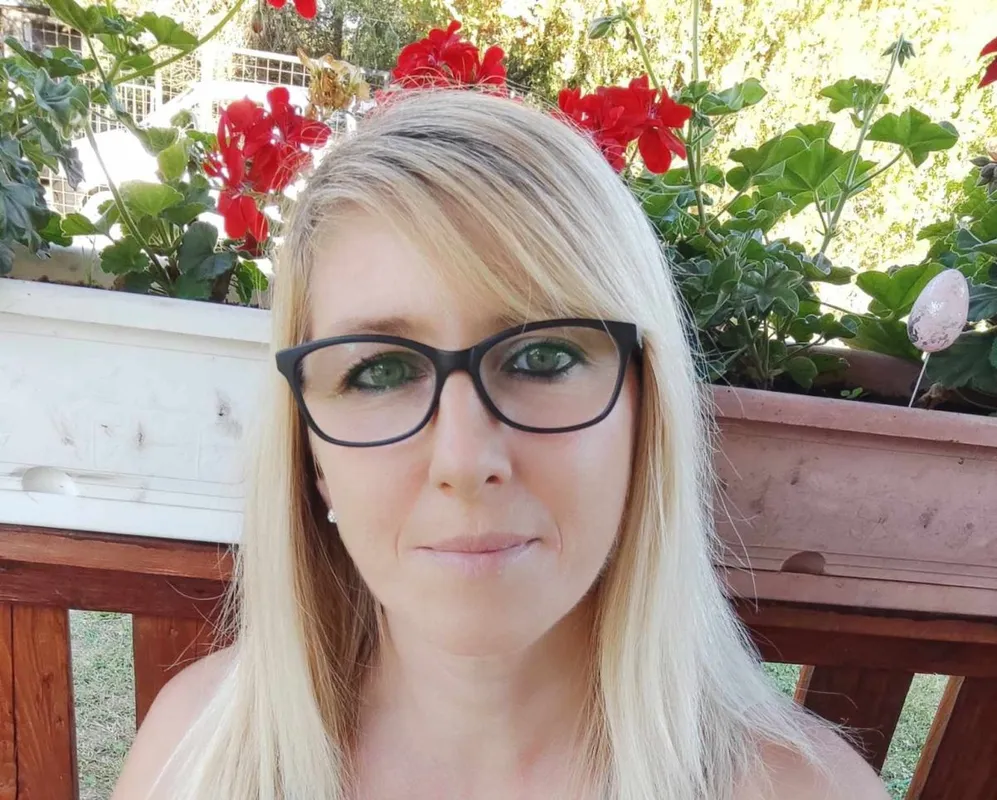 Márta kétségbeesve keresi a barátját. Utoljára, Párizsból hívta fel őt a férfi /