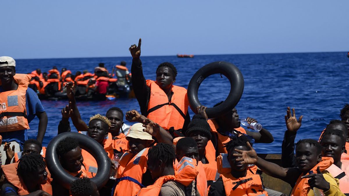 Másfél nap alatt 36 ezer migráns érkezett az olasz szigetre