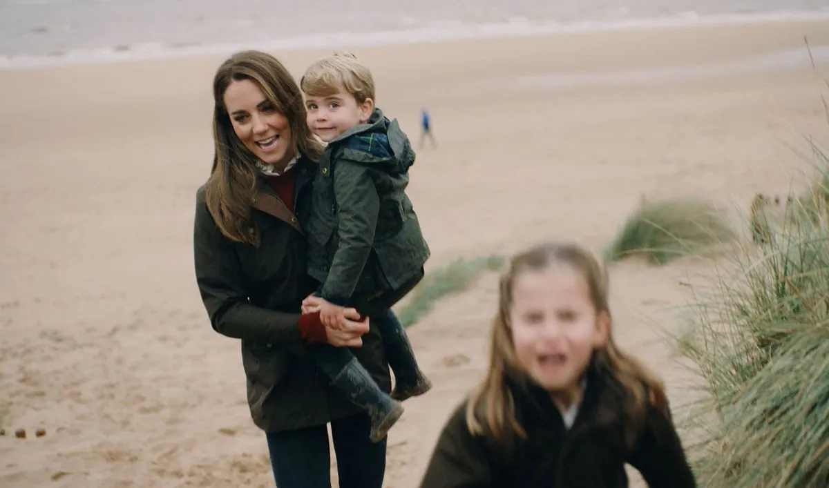 Le Prince William, duc de Cambridge et Catherine Kate Middleton, duchesse de Cambridge publient une vidéo privée en famille avec leurs 3 enfants, le prince George, la princesse Charlotte et le prince Louis pour marquer leur 10 ème anniversaire de mar