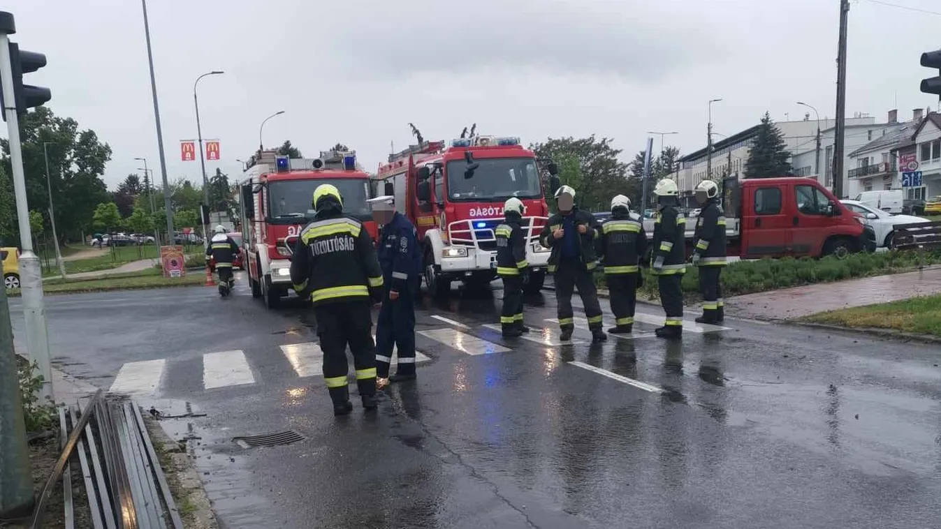 Oldalra borult egy autó Érden, egy apa is ült benne - Fotók