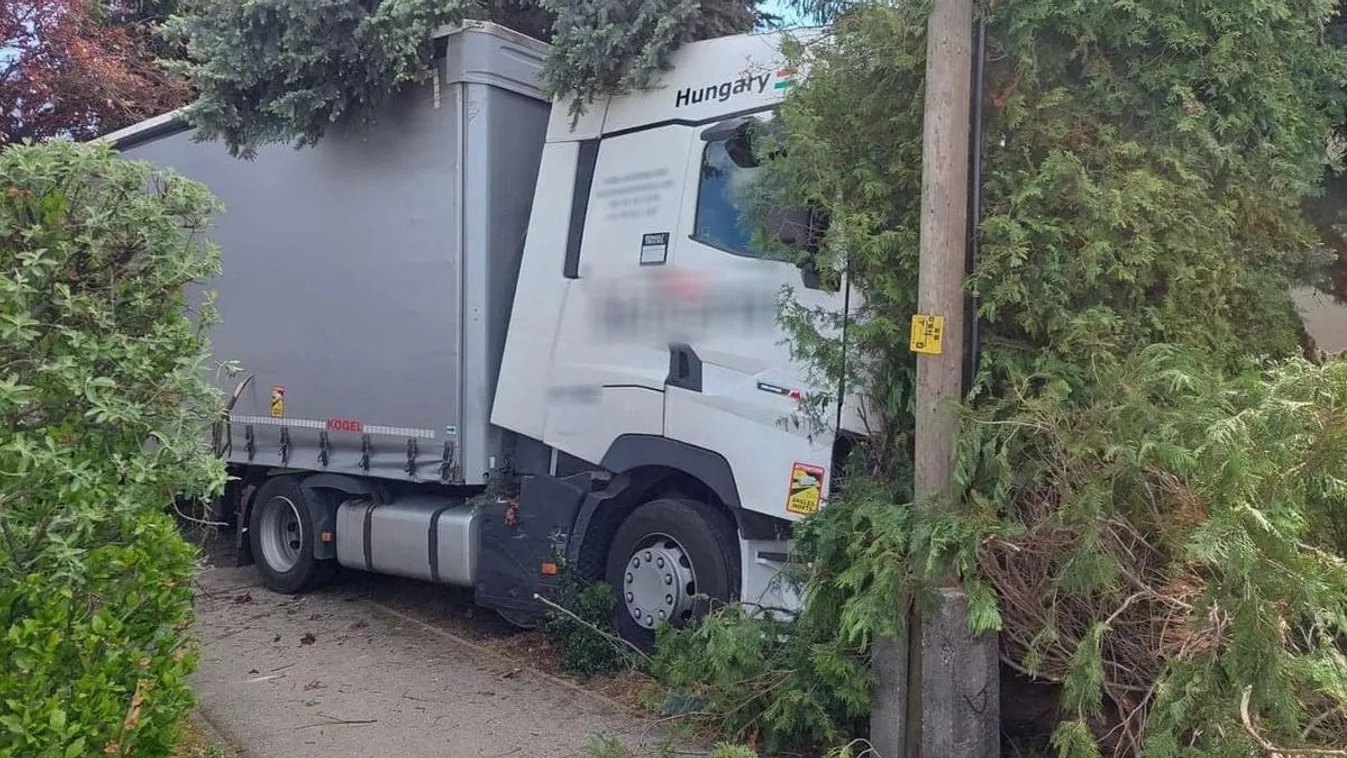 Frontális karambol Környén: holttest vezette a kamiont