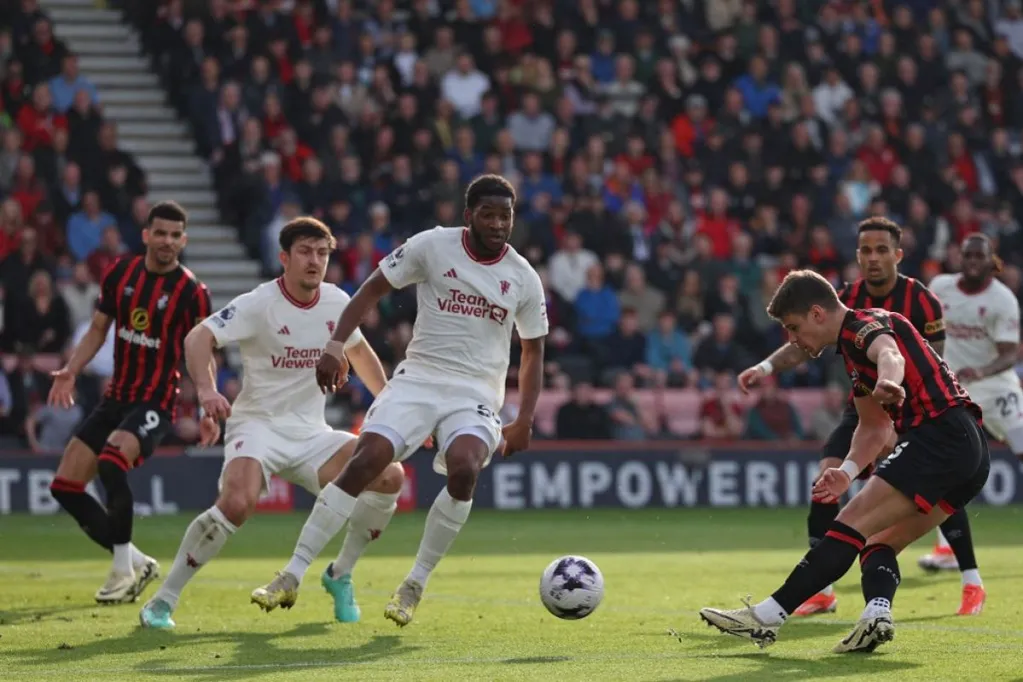 Kerkez (jobbra) támadásban is aktív volt, csapattársa szerint a mezőny legjobb teljesítményét nyújtott a Manchester United ellen