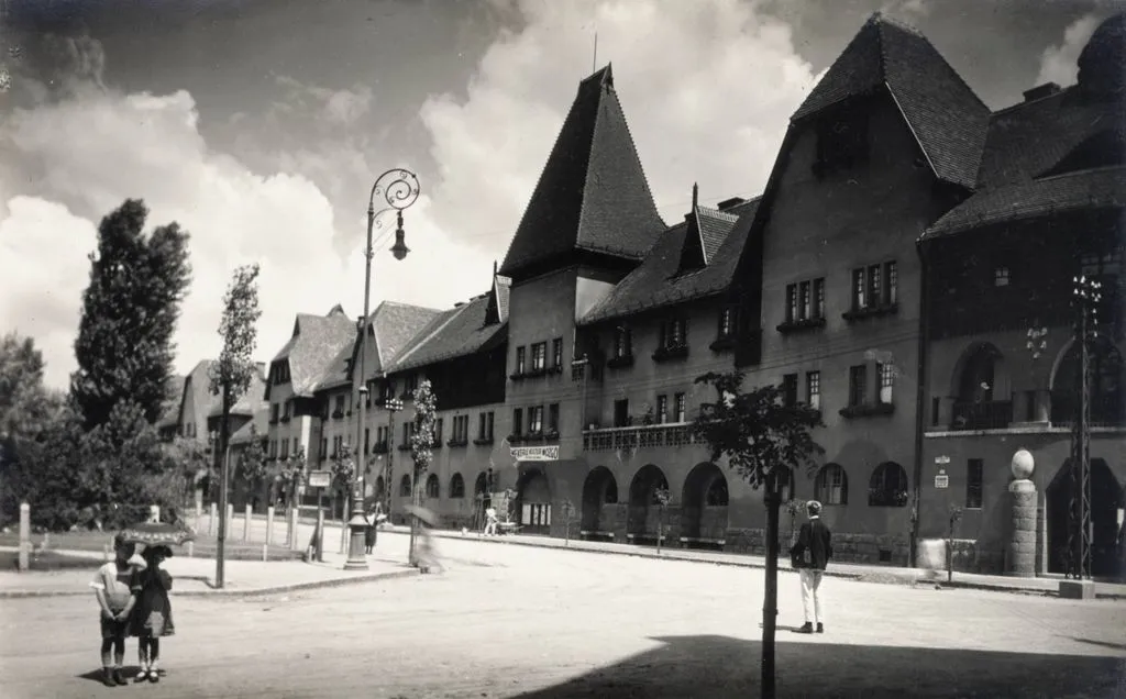 Wekerletelep, Kós Károly (Fő) tér, jobbra a 4. számú házban a Wekerle Kultur Mozgó.
Fortepan / Gali