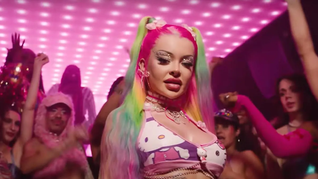 Szinte meztelenül sétálgatott az utcán a botrányhős énekesnő