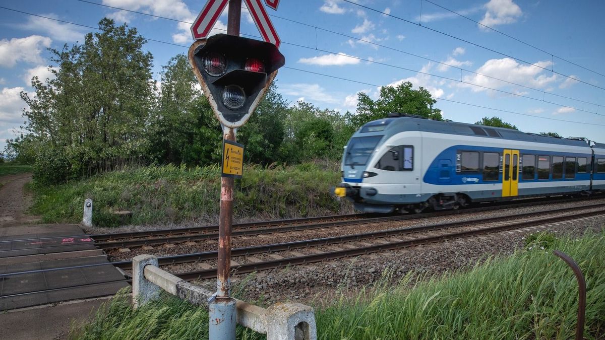 Most jött: Utasokkal teli vonat szenvedett balesetet Magyarországon, most mentenek