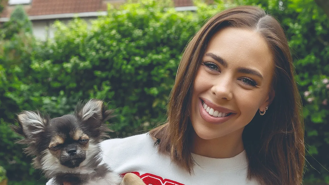 Egy hosszú szőrű csivava mellett boldog a táncművész