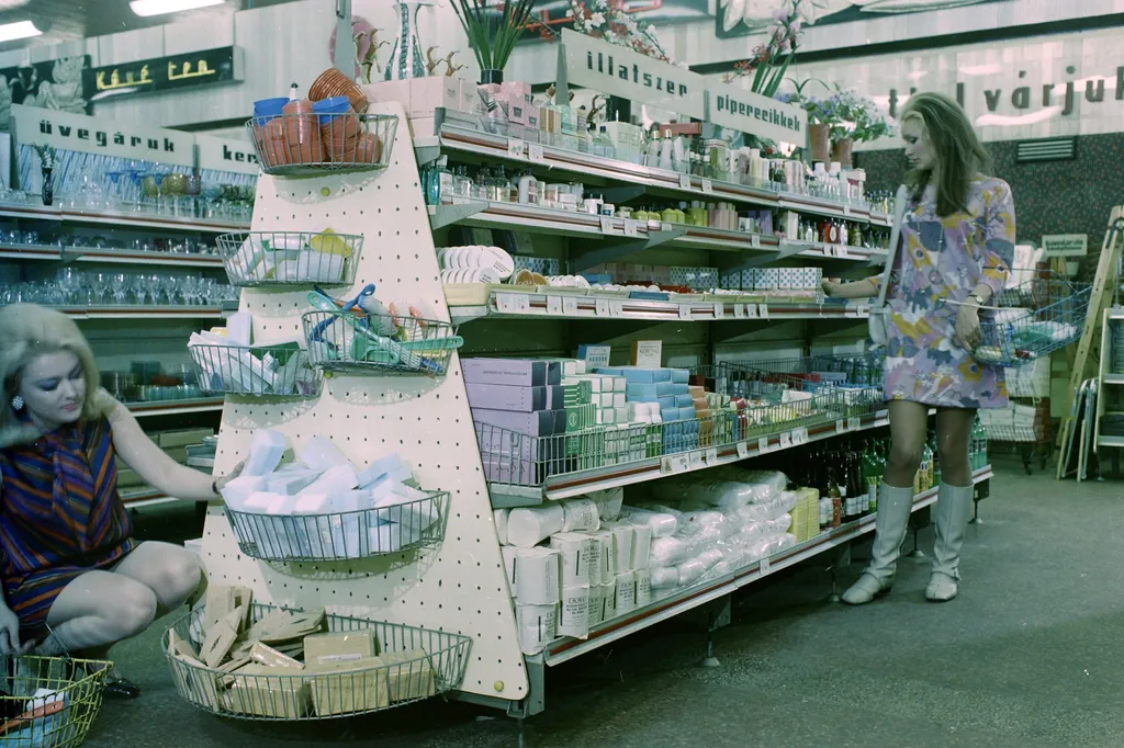 1969 - Budapest, József Attila lakótelep, ABC Áruház a Lobogó utca - Napfény utca sarkán.
Fortepan / FŐFOTÓ