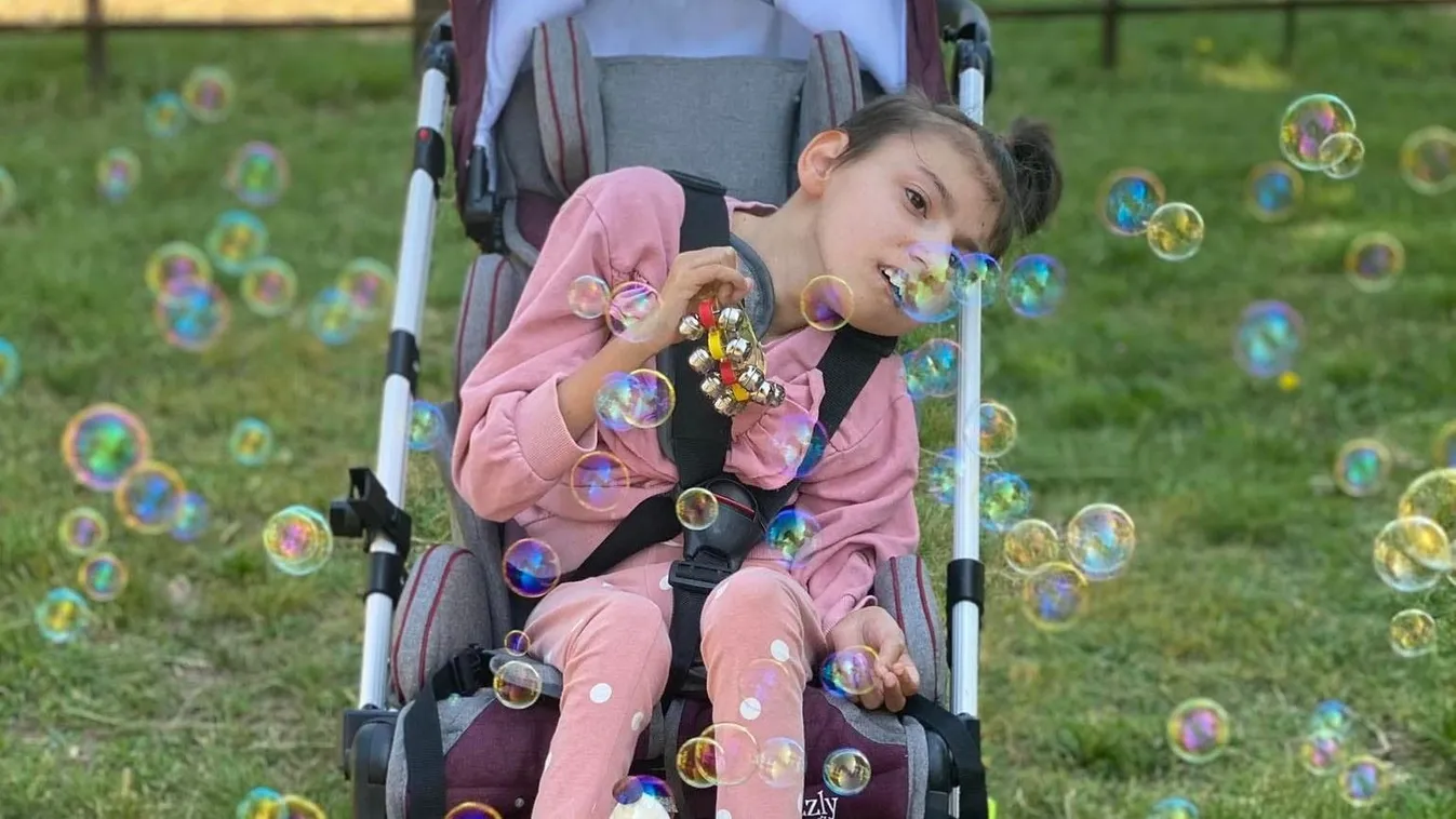 Ritka sikereket értek el a súlyos beteg Karolánál