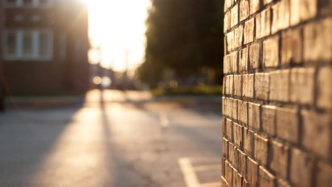 A nyílt utcán robbant a kéj, lencsevégre kapták a párt