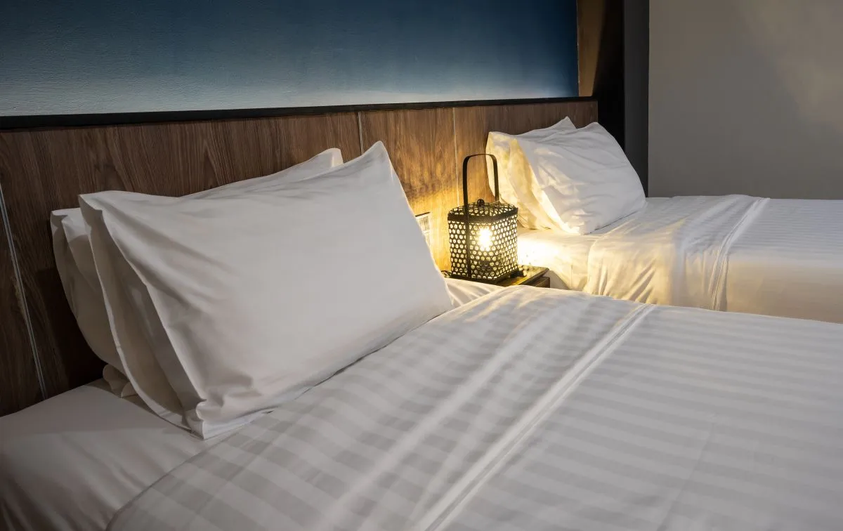 Twin,Comfortable,Bed,In,Hotel,Bedroom.,Conceptual,Shot,Of,A hotel, szálloda, nyaralás