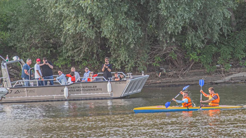 Magyar Péter lefoglalta a katasztrófavédelem mentőhajóját