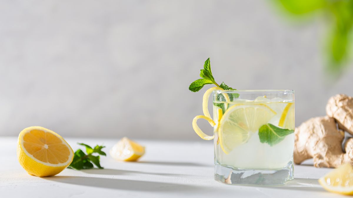 Refreshing,Lemonade,With,Lemon,,Mint,,Ginger,And,Ice,In,Glass